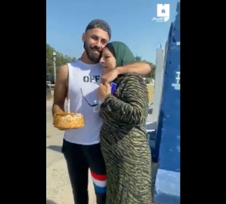 “شاهد” ماذا فعلت هذه الأم المكلومة أمام سجن إسرائيلي لحظة وداع نجلها! ماذا فعلت هذه الأم المكلومة أمام سجن إسرائيلي