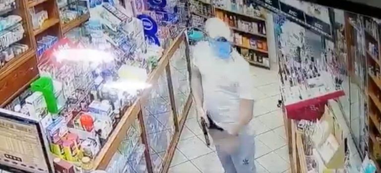 مسلح يقتحم صيدلية في بيروت: طلب أموالاً وحفاظات مسلح يقتحم صيدلية في بيروت