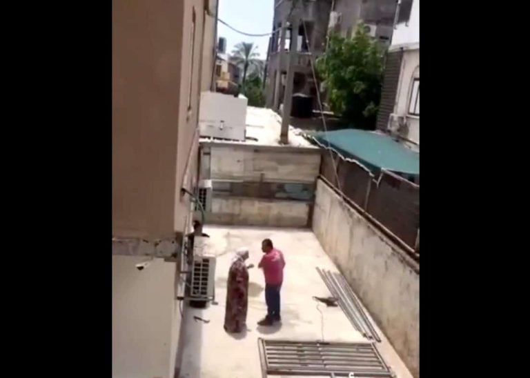 مقطع فيديو يوثق صراخ شاب على والدته