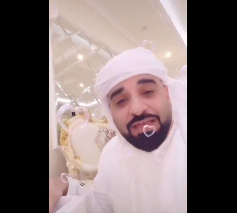 إماراتيان يحتفلان بهدية وصلتهما من إسرائيل