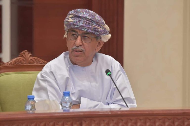 بعد ضجة “اللقاح الروسي”.. وزير الصحة العُماني يكشف تفاصيل تواصله مع شركات كبرى الدكتور أحمد بن محمد السعيدي وزير الصحة العماني