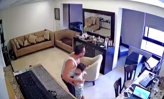 فيديو يُفطر القلوب .. ماذا فعل أب لبناني مع ابنه لإنقاذه من انفجار بيروت الهائل!؟ ماذا فعل أب لبناني مع ابنه لإنقاذه من انفجار
