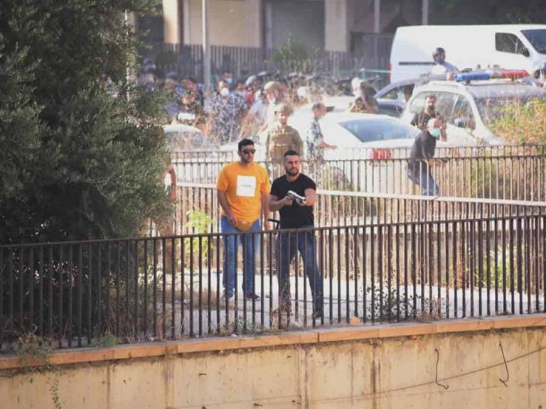 يطلقون النار على المتظاهرين الذين يهتفون كلّن يعني كلّن