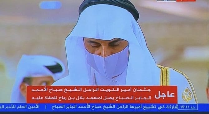 كان يقف بالصف الأول.. “شاهد” رد فعل مؤثر من أمير قطر لحظة صلاة الجنازة على أمير الكويت الراحل أمير قطر watanserb.com