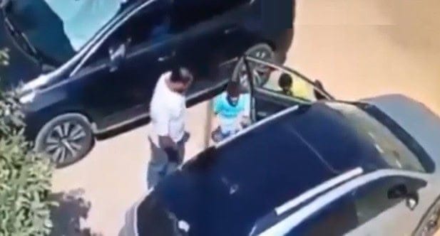 “يعاني من كبت جنسي مع زوجته” .. مصري يفرغ شهوته في 3 أطفال بالشارع وكاميرا مراقبة تفضحه! رجل يتحرش ب3 أطفال في مصر (لقطة من الفيديو) watanserb.com