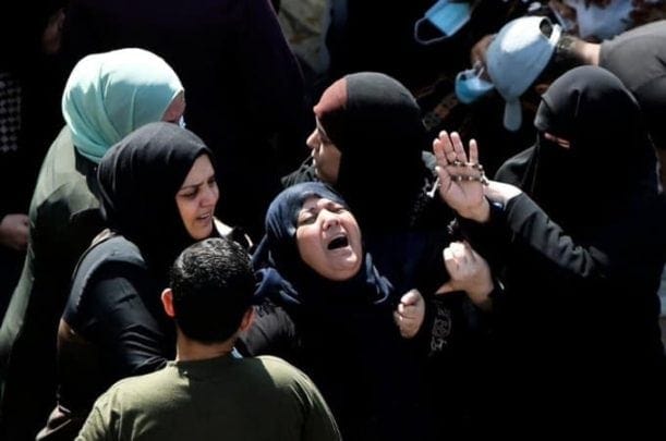 “لا إله إلا الله السيسي عدو الله”.. “شاهد” ماذا فعل الفلسطينيون خلال تشييع جثامين شهداء دير البلح بعدما قتلهم الجيش المصري والدة شهداء دير البلح watanserb.com