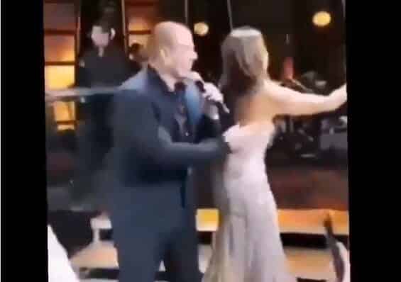 فيديو أثار جدلاً .. هل تعمّدت هذه المعجبة أن تحتّك بمؤخرتها بالفنان عمرو دياب على المسرح!؟ اصطدام معجبة بالفنان عمرو دياب على المسرح watanserb.com