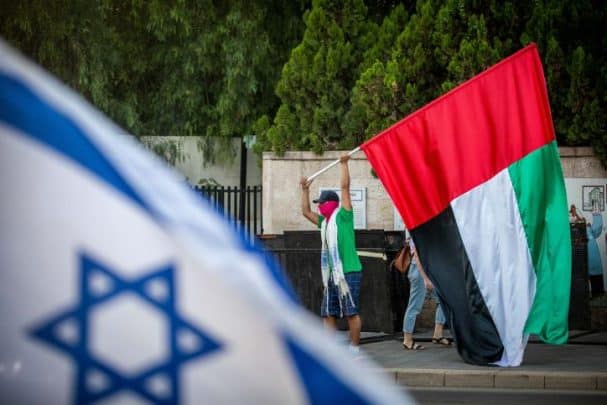“شاهد” الإمارات فعلت في 40 يوماً ما لم يفعله المصريون في أربعين عاماً وهذا ما جرى وسط أحضان وقُبل ساخنة! التطبيع الاماراتي الاسرائيلي - الشرق الاوسط watanserb.com