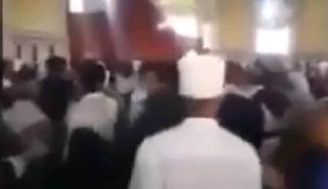 “شاهد” إنزال خطيب الجمعة من على المنبر و”علقة موت” باليمن.. هذا ما فعله فضربه المصلون بالنعال وأقاموا الصلاة اليمن watanserb.com