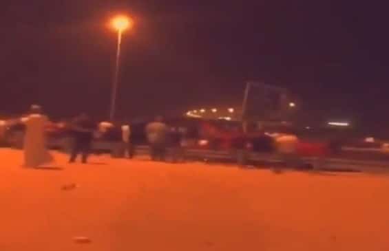 متجاهلين حالة الحزن والحداد على الأمير .. تصرفات ليليّة لشبان تثير غضب الكويتيين تجمعات شبابية على جسر الصبية watanserb.com
