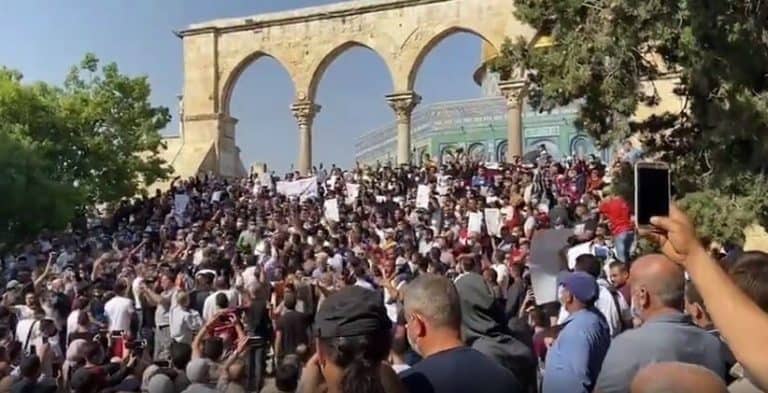 هآرتس: زعماء عرب شاركونا التخوف من انتفاضة فلسطينية جديدة تُفجر ربيعا ثوريا آخر تظاهرة في المسجد الاقصى بعد صلاة الجمعة تنديدا بإساءة ماكرون للإسلام watanserb.com