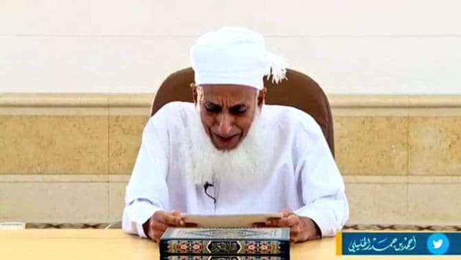 “حدث استثنائي انهمرت فيه دموعه” .. دعاء مفتي سلطنة عمان لرفع الوباء يتصدر ويخصّ الباحثين عن عمل دعاء مفتي سلطنة عمان الشيخ أحمد بن حمد الخليلي watanserb.com
