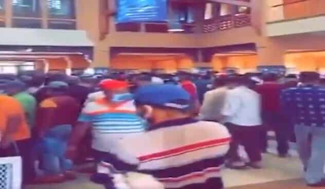 فيديو صدم الكويتيين وأثار غضبهم مما فعله الوافدون في أحد الأسواق بالفحيحيل! سوق السمك في الفحيحيل بالكويت watanserb.com