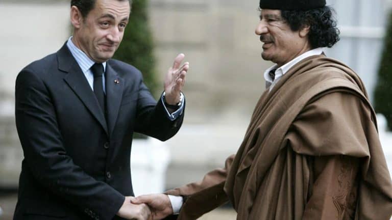 معمر القذافي وساركوزي watanserb.com