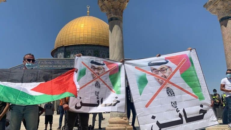 مقدسيون يدسون صور محمد بن زايد المسجد الأقصى watanserb.com