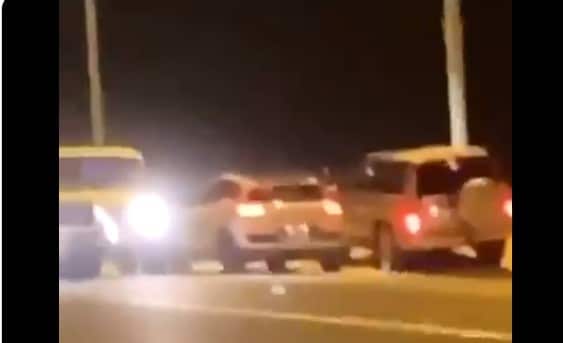 “شاهد” “عيال زايد” بعد التطبيع يمارسوا التحرش علناً وهذا ما فعلوه بفتاة في سيارتها ليلاً! إماراتيون يحاصرون فتاة داخل سيارتها للتحرش بها watanserb.com