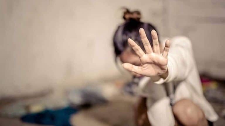 اب يقدم ابنته لصديقه-فتاة صديق والدها watanserb.com