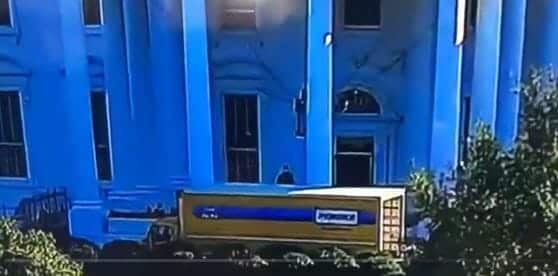 “بشرة خير”.. “شاهد” ترامب المصدوم يبدأ في نقل الاثاث الخاص به من البيت الابيض وهذا ما رصدته ناشطة البيت الابيض watanserb.com