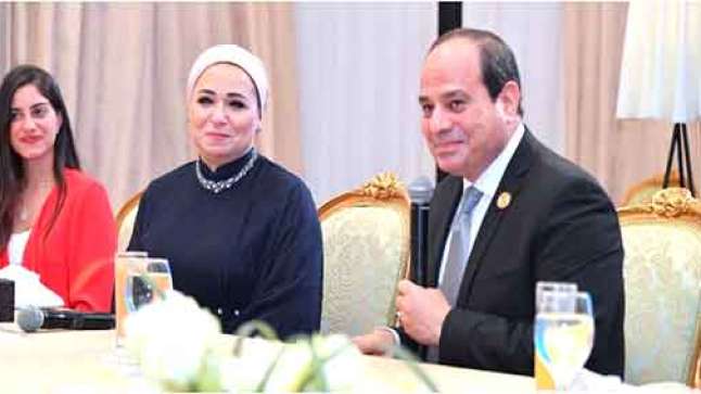 بعد الضجة الواسعة.. ما سبب ظهور انتصار السيسي النادر والمفاجئ و”السر” الذي كشفته عن زوجها؟! السيسي وزوجته انتصار watanserb.com