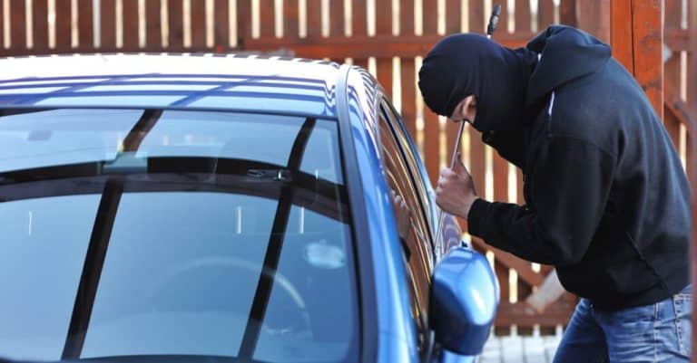 لصان ماكران يلجأن لحيلة عجيبة لسرقة سيارات الكويتيين وهذا ما فعلته الشرطة سرقة سيارات watanserb.com