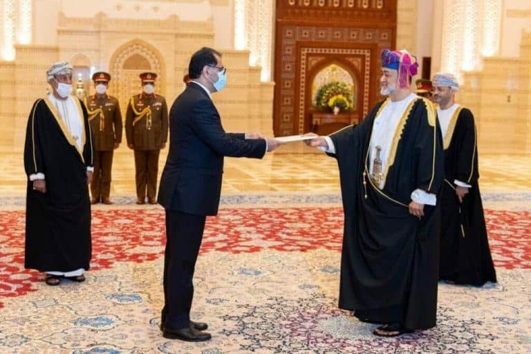 سفير إيران الجديد لدى سلطنة عمان علي نجفي يقدم أوراقه اعتكاد للسلطان هيثم بن طارق watanserb.com