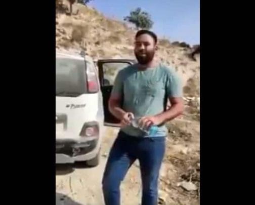 “سوف نثأر لرسول الله”.. “شاهد” كيف دعس شاب فلسطيني على رأس ماكرون وهذا ما فعلته بسيارته الفرنسية شاب فلسطيني حرق سيارته نصرة لرسول الله watanserb.com