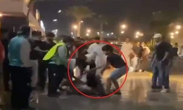 “شاهد” ماذا حدث بين شبان داخل أحد المجمعات التجارية في الكويت وأغضب الكويتيين!! شجار في الكويت watanserb.com