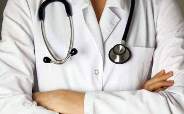 خليجي “سافل” يقتحم منزل طبيبة في الإمارات ويهددها بالفضيحة ما لم تسلمه نفسها وهذا ما حصل لاحقاً! طبيبة watanserb.com