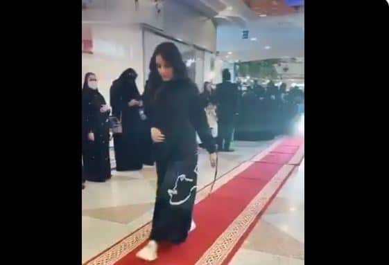 “شاهد” كيف طبقن فتيات سعوديات “رؤية ابن سلمان” حرفياً باستعراض اجسادهن أمام الزبائن! عرض أزياء سعودي watanserb.com