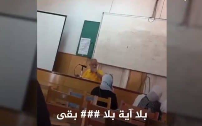 “شاهد” أستاذ جامعي في مصر يقلل أدبه مع الله ويسيء للقرآن .. الطلبة لم يسكتوا ولقنوه درساً قاسياً محمد المهدلي أستاذ جامعي مصري بالاسكندرية يتطاول ويسيء للقرآن الكريم watanserb.com