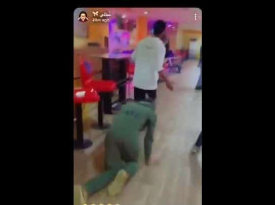 “شاهد” مشهورة سعودية “تستعبد” شاباً وتطلب منه أن يحبو كالكلب في أحد المطاعم الشهيرة وأمام المارة! سالي مشهورة سعودية تستعبد شابا سناب شات watanserb.com