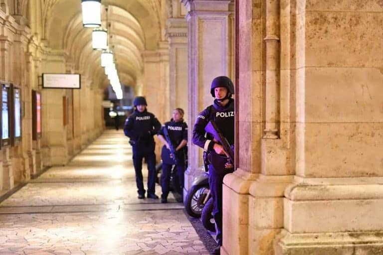 المسلحون تجولوا بهدوء وأطلقوا النار وكأنهم يلعبون “ببجي”.. “شاهد” تفاصيل جديدة عن هجوم النمسا هجوم النمسا العاصمة النمساوية watanserb.com