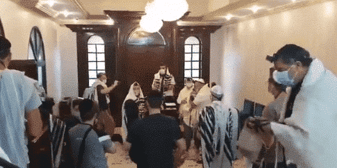 ابن زايد طلق الإسلام.. “شاهد” الإمارات تسمح بإقامة حفلات البلوغ الإسرائيلية وتمنع تحفيظ القرآن بالمساجد! صورة من الفيديو watanserb.com