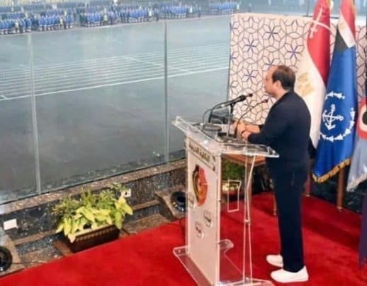 السيسي مرعوب من امكانية اغتياله .. “شاهد” كيف تحدث مع طلاب الكلية الحربية واثار ضجةً واسعة! السيسي يتحدث مخاطباً طلبة الكلية الحربية من خلف زجاج مضاد للرصاص watanserb.com