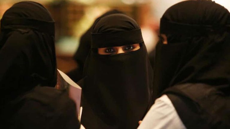 زوج معلمة خليجية يقدم على فعل فاضح أمام طالباتها وهذا ما جرى! سيدة خليجية watanserb.com