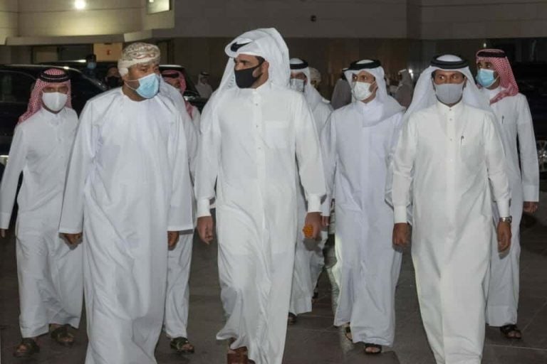 شقيق أمير قطر يبعث برسالة خاصة لسلطنة عُمان ويكشف عن مباحثات بهذا الملف شقيق أمير قطر الشيخ جوعان بن حمد خلال زيارته سلطنة عمان watanserb.com