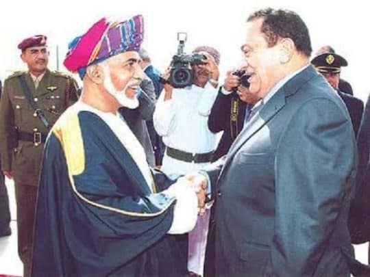 “شاهد” تقرير قناة روسية يجمع السلطان قابوس بحسني مبارك ورجاء الجداوي يثير تفاعلاً واسعاً قابوس بن سعيد وحسني مبارك watanserb.com