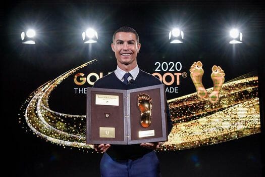 “شاهد” الدون كريستيانو رونالدو يُتوج بجائزة القدم الذهبية متفوقاً على ميسي وليفاندوفسكي كريستيانو رونالدو watanserb.com