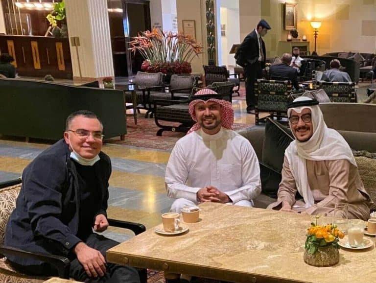 “شاهد” ماذا فعل افيخاي أدرعي مع “سفهاء الخليج” من المطبعين بعد أن خلعوا سراويلهم في تل أبيب! مطبعو الخليج مع افيخاي ادرعي watanserb.com