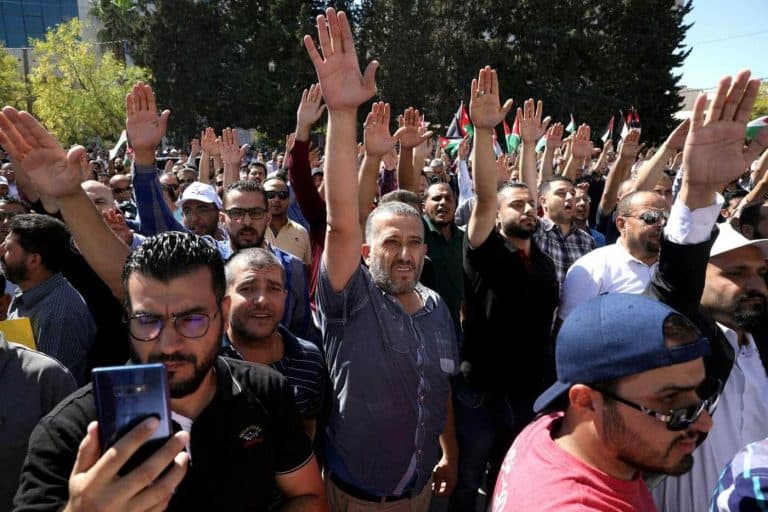 مهزلة بالأردن.. حل نقابة المعلمين وحبس مجلس إدارتها والملك أمر بجعلهم عبرة حتى لا يتجرأ عليه أحد مجددا إضراب نقابة المعلمين الأردنيين watanserb.com