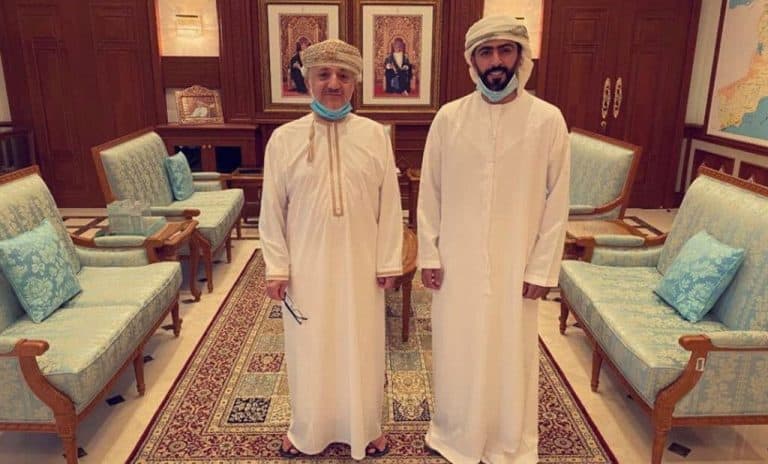 مواطن إماراتي يثير الجدل في سلطنة عُمان بعد تكريم رسمي ووسم باسمه يتصدر التريند وزير التراث والسياحة العماني وخليفة المعمري watanserb.com