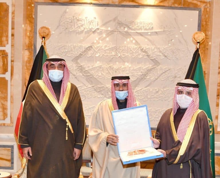 أمير الكويت يمنح وزير الخارجية أرفع وسام watanserb.com
