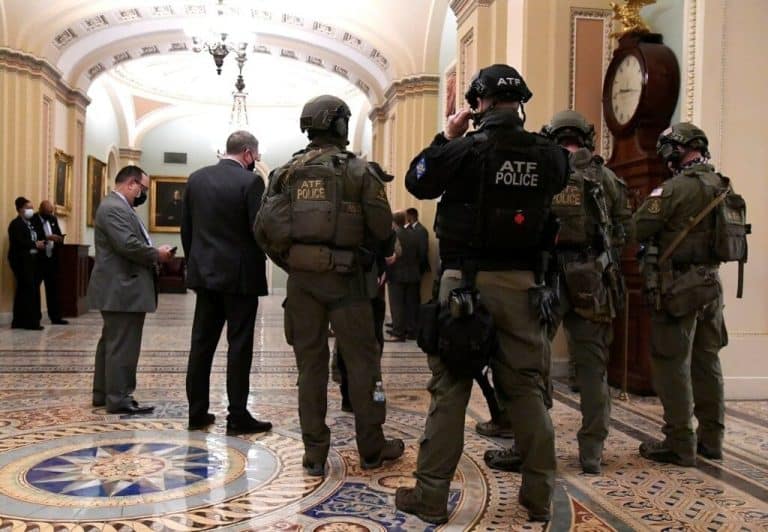 اعتقال بايدن وانقلاب الجيش لصالح ترامب.. عميل سابق لـ CIA يكشف عن مخطط جاري تنفيذه الجيش الامريكي في الكونجرس watanserb.com