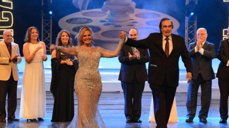 يسرا كانت مرعوبة من الجن.. “شاهد” عزت العلايلي يكشف كواليس أفلامه وما أخبره به يوسف شاهين! عزت العلايلي ويسرا watanserb.com