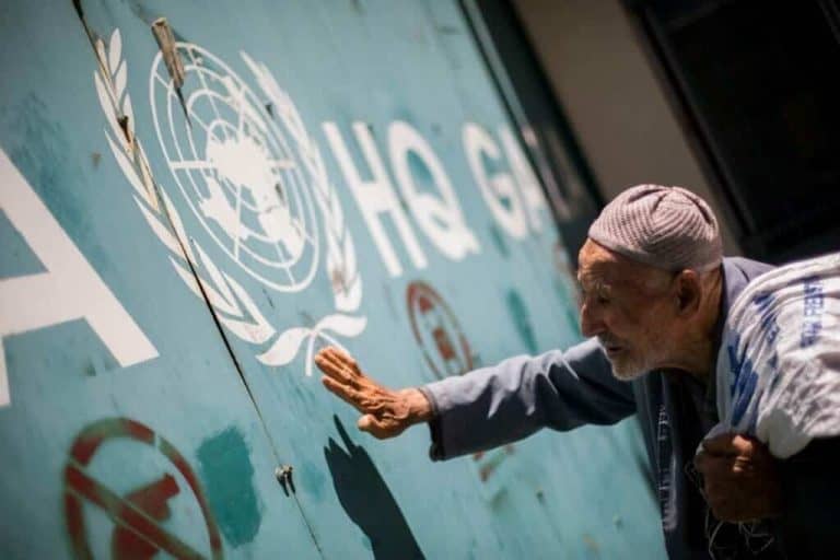 الإمارات قادت حملة عربية للضغط على الفلسطينيين من أجل التنازل عن حقوقهم لصالح إسرائيل الإمارات تقود حملة للضغط على الفلسطينيين watanserb.com