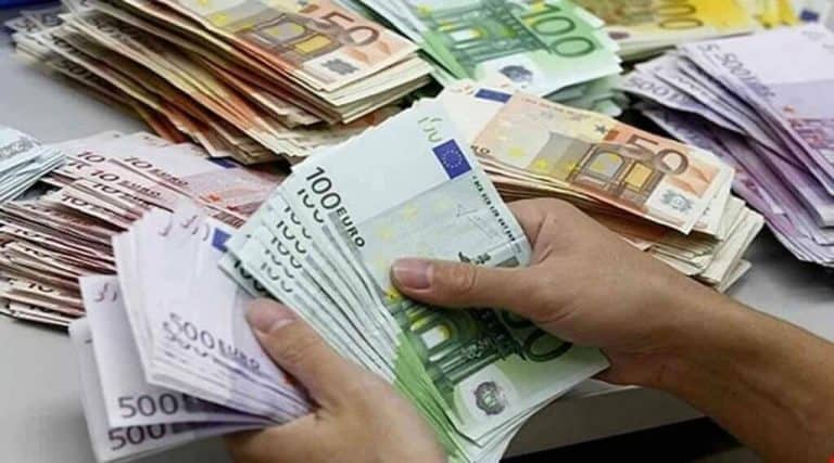 محكمة اماراتية تعاقب رجل اعمال نثر اموال على المارة watanserb.com