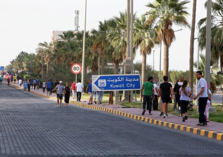 شاهد ما فعله مجموعة من “المراهقين” في حديقة عبدالله المبارك وفجر غضب الكويتيين! مراهقون يضرمون النار في حديقة عبدالله مبارك watanserb.com