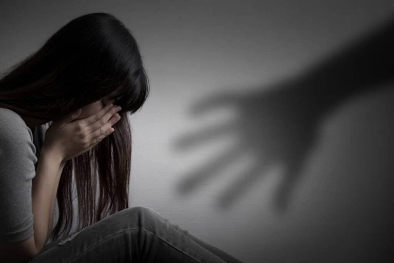 بحريني يحرق زوجته بالأسيد ويحاول اغتصابها بعد استدراجها الى شقته watanserb.com