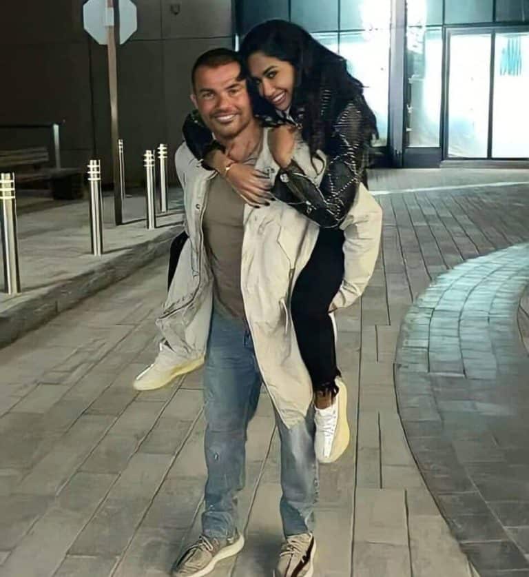 عمرو دياب يثير ضجة واسعة بعد صوره الجريئة مع انجي كيوان .. حملها على ظهره! عمرو دياب وانجي كيوان watanserb.com