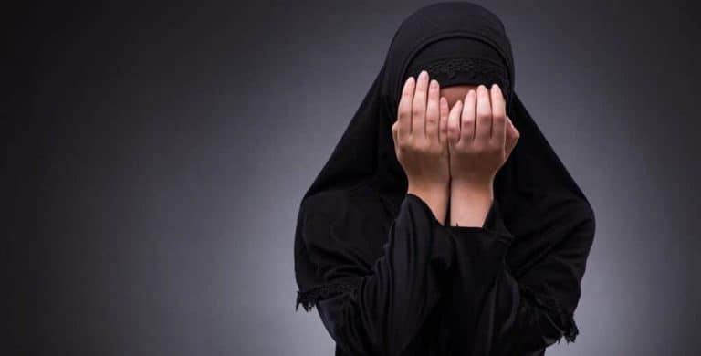 تاة سعودية تصرخ وتستنجد بالملك سلمان بعد ابتزازها watanserb.com